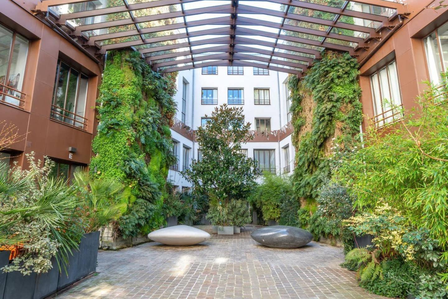 Guestready - Artist Loft With A Vertical Garden Париж Екстериор снимка