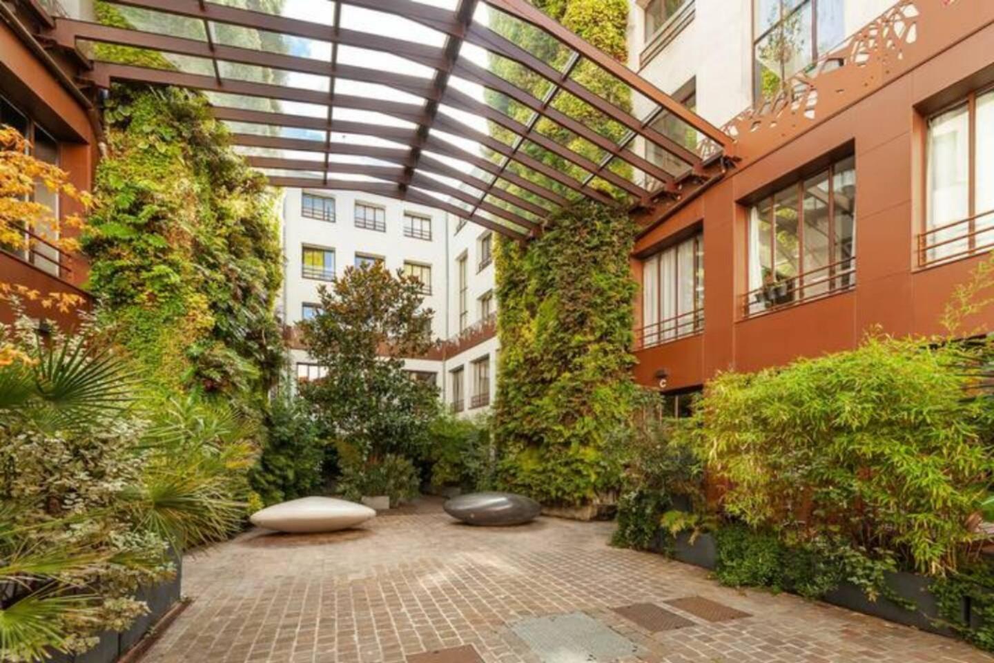 Guestready - Artist Loft With A Vertical Garden Париж Екстериор снимка
